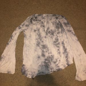 Long bell bottom sleeves, V cut